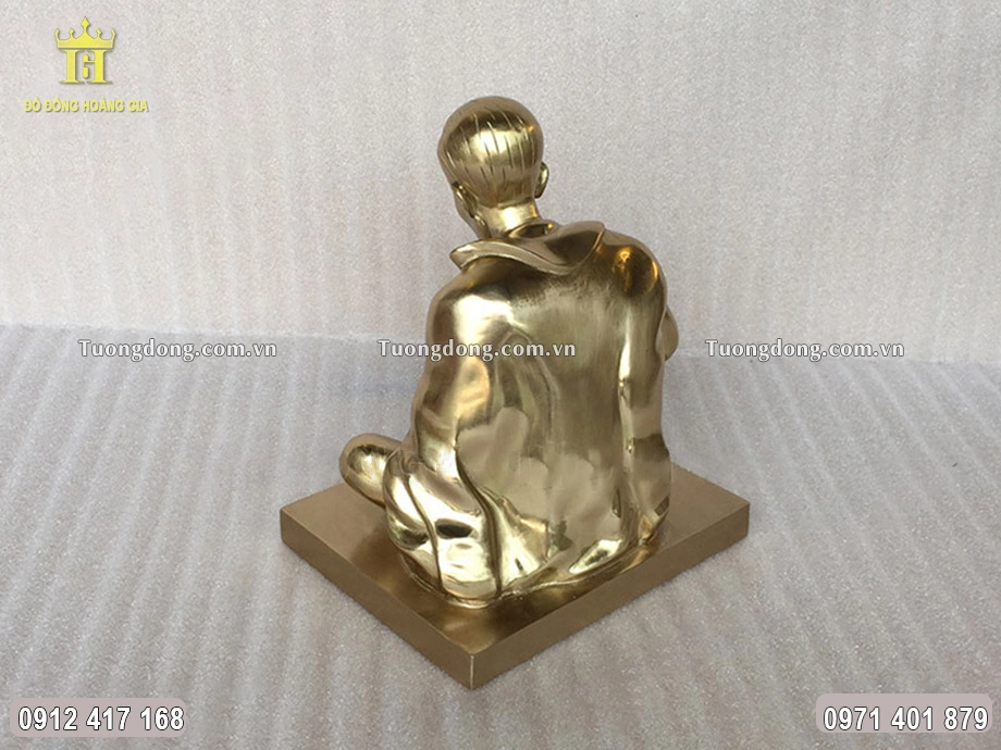 Hình ảnh phía sau của bức tượng đồng